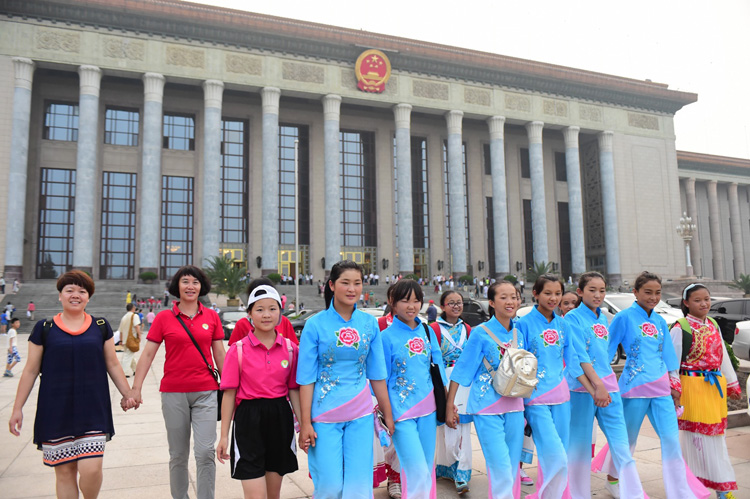 各族春蕾女童在人民大会堂前--摄影--陈艺.jpg