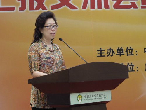 Secretary-General of China Children and Teenagers' Foundation (CCTF) Chen Xiaoxia introduces details of the three-day summer camp at the launch ceremony at the China Women and Children's Museum in Beijing on July 31, 2013. [Women of China / Zhang Yuan]