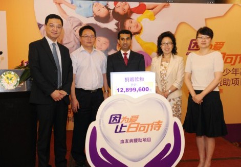 The Baxter Healthcare Trading (Shanghai) Co, Ltd donates goods and money worth more than 12.89 million yuan (US$ 2.1 million) at a donation ceremony in Beijing on July 5, 2013 to a program of the China Children and Teenagers' Fund (CCTF) to help disadvantaged children and families suffering from hemophilia. [Women of China/Fan Wenjun]