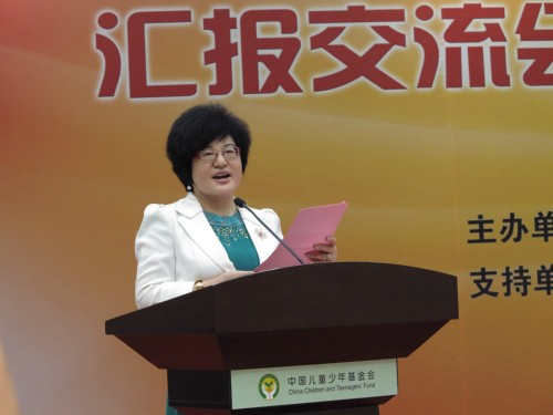 President of the Guangxi Wuzhou Zhongheng Group Xu Shuqing speaks at the summer camp launch ceremony held at the China Women and Children's Museum in Beijing on July 31, 2013. [Women of China / Zhang Yuan]