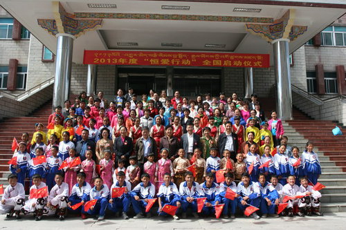 The 2013 Heng'ai Action to provide orphans and disabled children with free knitted sweaters is launched on August 5, 2013, in Lhasa, capital city of southwest China's Tibet Autonomous Region. [CCTF]