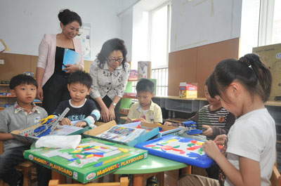 CCTF Secretary General Chen Xiaoxia visits the classrooms for children. [cctf.org.cn]