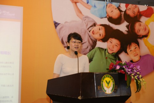 Professor at the Beijing Children's Hospital Wu Runhui talks about the prevention of and medical treatment of hemophilia at the donation ceremony. [Women of China/Fan Wenjun]