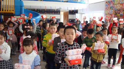 Children receive donations at the 'Caring for Children in Tongjiang City' donation ceremony in Tongjiang City. [China Children and Teenagers' Foundation]
