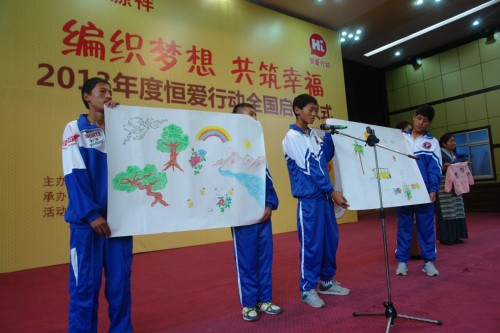 The 2013 Heng'ai Action to provide orphans and disabled children with free knitted sweaters is launched on August 5, 2013, in Lhasa, capital city of southwest China's Tibet Autonomous Region. [Tibet Women's Federation / Zhang Hongping]
