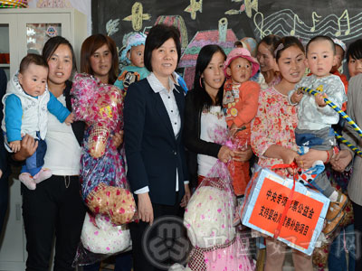 n conjunction with International Children's Day, Vice Chairperson of the NPC Standing Committee and President of the All-China Women's Federation (ACWF) Shen Yueyue visits left-behind children in Sancha Village in northwest China's Gansu Province. [cctf.org.cn] 