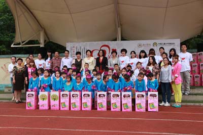 Leaders pose for a photo with the children [China Children and Teenagers' Foundation] 