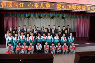 The 'Caring for Children in Tongjiang City' donation ceremony is held in Tongjiang City of northeast China's Heilongjiang Province on May 15, 2013. [China Children and Teenagers' Foundation]