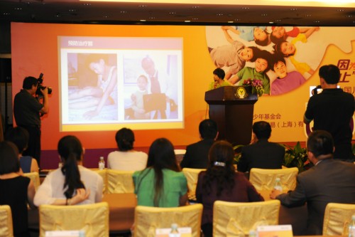 A parent of a child with hemophilia talks about the present situation of medical treatment for hemophilia. [Women of China/Fan Wenjun]
