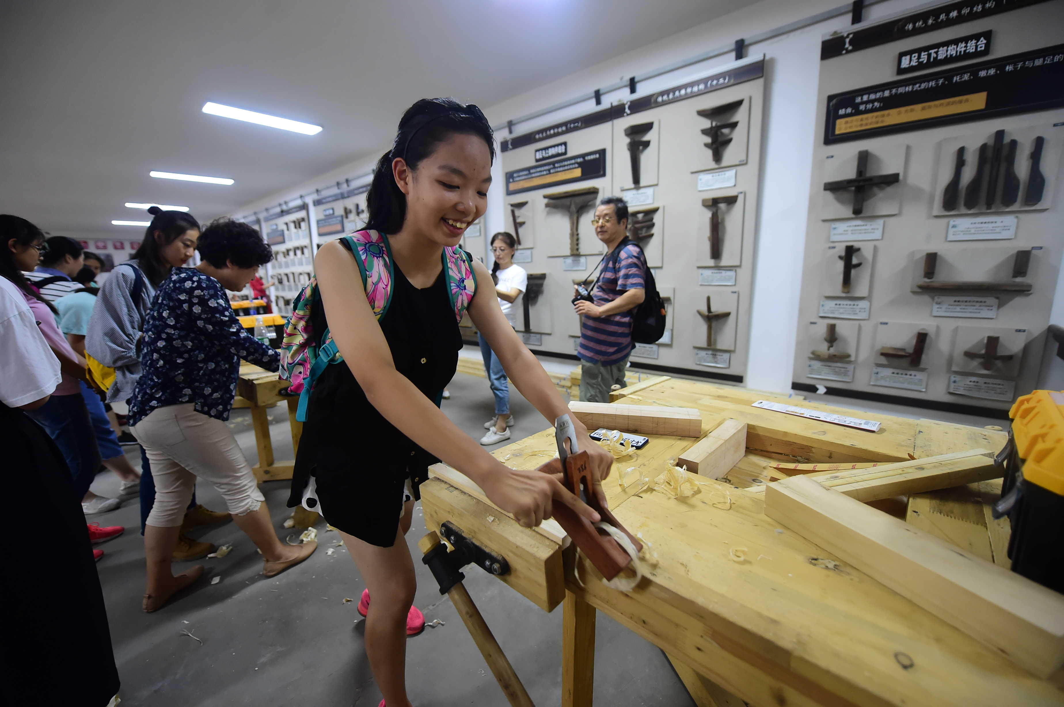 同学们亲手体验制作木器.JPG