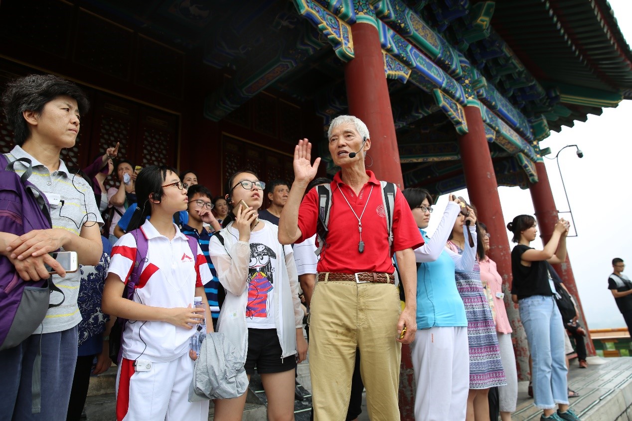 北京地理学会副理事长、历史学者朱祖希带领大家登顶景山，实地讲解.jpg