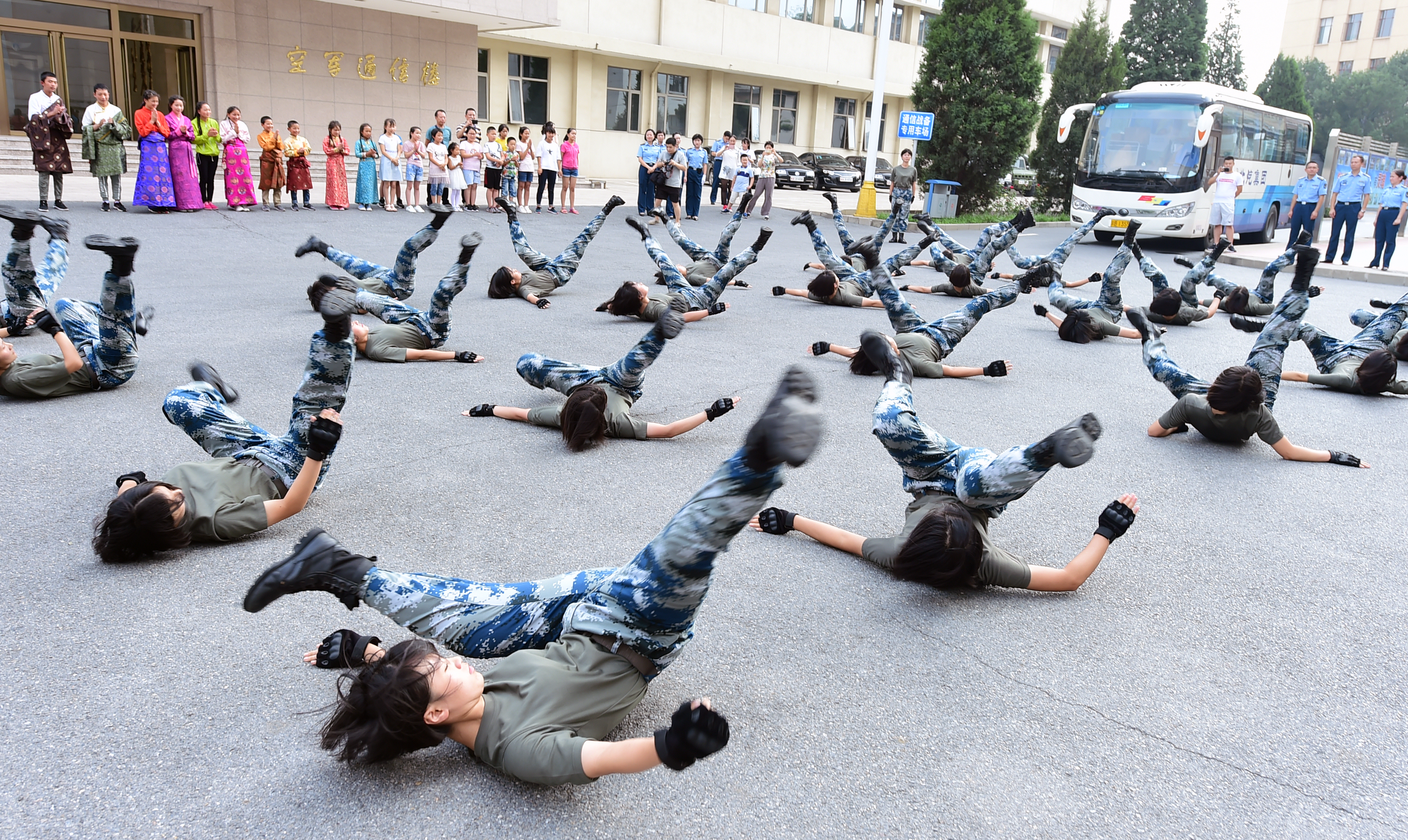 空军女兵表演女子格斗.jpg