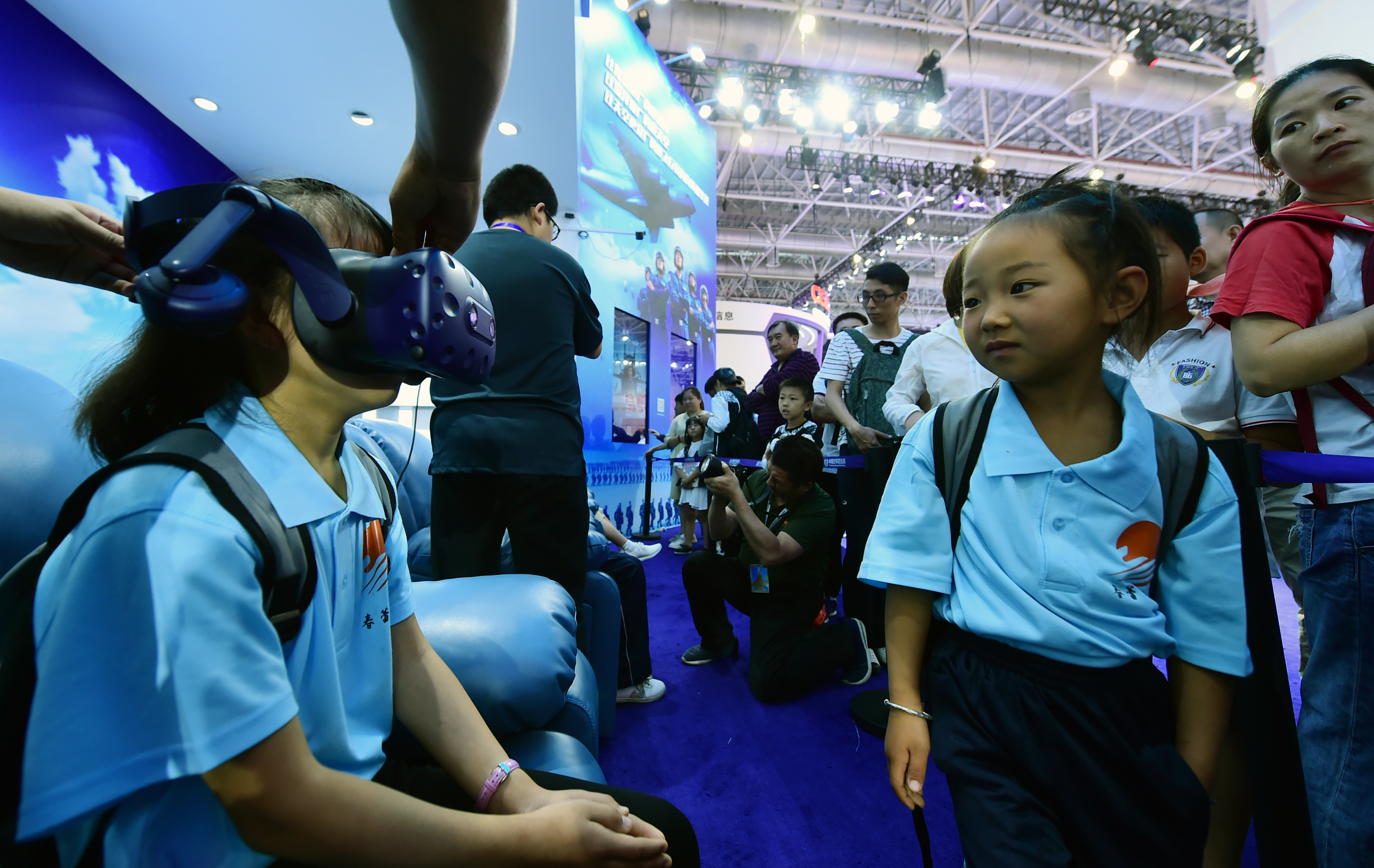 6.孩子们体验VR飞行介绍短片.jpg