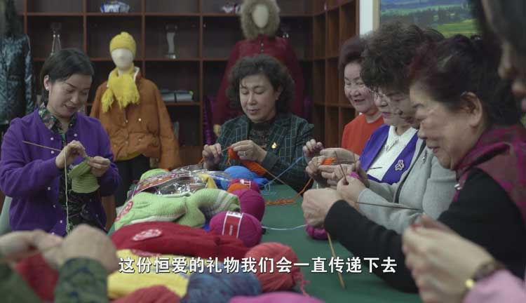 新疆维吾尔自治区爱心妈妈们编织”恒爱“毛衣