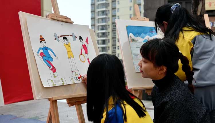 爱心妈妈与结对帮扶女童共创冬奥画作