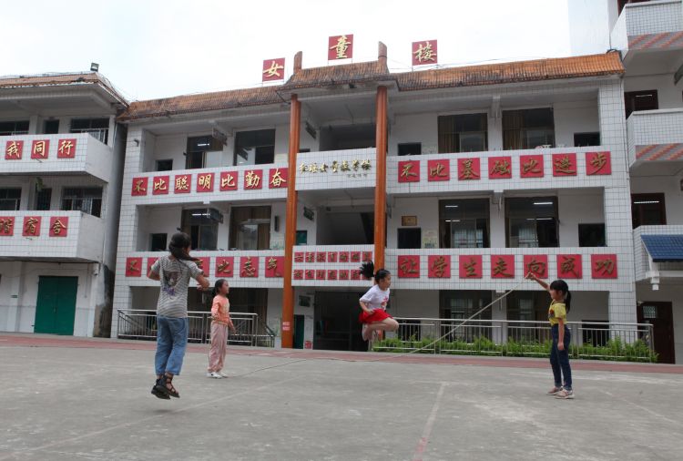 白云乡中心小学女童班的学生正在跳绳.jpg