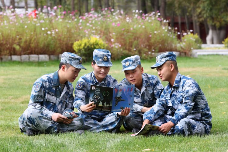 在部队与官兵一起学习。.jpg