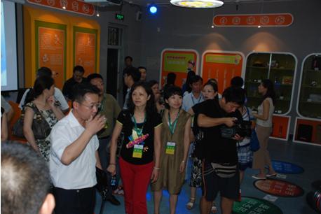 中国安全应急网副总经理郭绍华先生在体验教室为学员讲解