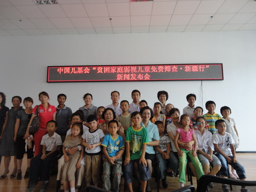 中国儿基会、当地妇联工作人员与接受筛查的孩子们在一起