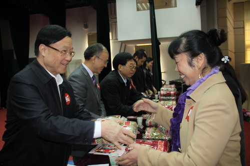 与会领导向爱心父母发放爱心毛线