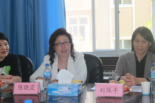与会领导听取捐建项目情况介绍