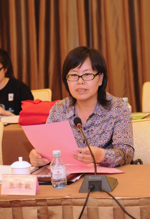 中国新闻社政治文化部主任助理张希敏代表公益媒体联席会议成员单位宣读《倡议书》