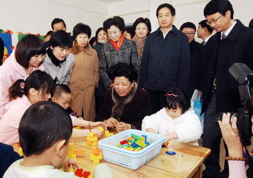 陈至立饶有兴趣地与孩子们一起堆积木
