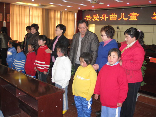 孩子们的脸上洋溢着幸福的笑容