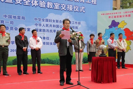 中国教育学会秘书长杨念鲁在仪式上讲话