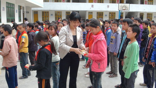 与会领导为孩子们发放爱心字典2