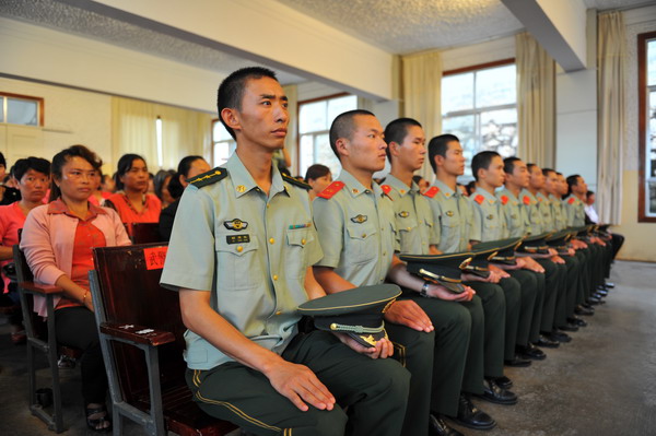 武警官兵代表参加启动仪式