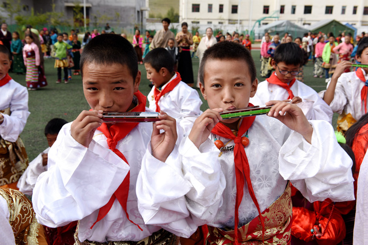 4 孩子们兴奋地吹起了口琴