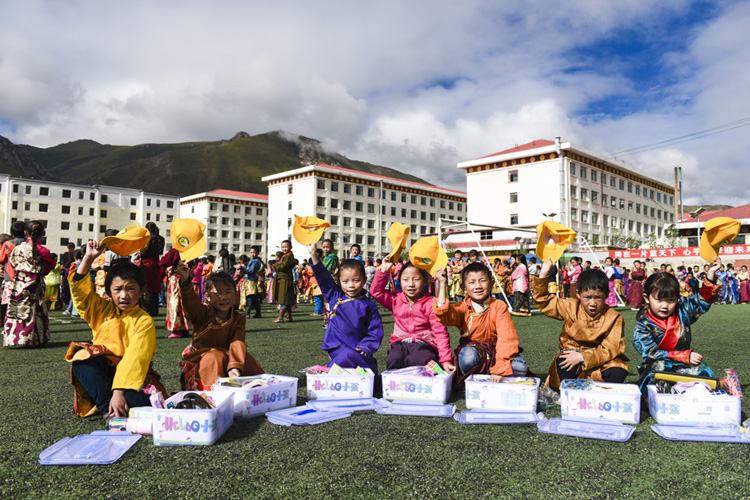 8 收到中国儿童少年基金会HELLO小孩爱心套餐的孩子们