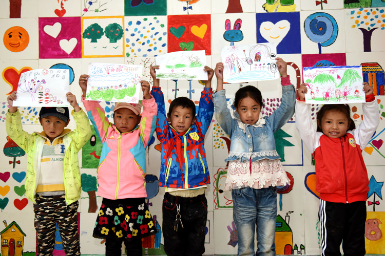 10 腾讯网友春蕾幼儿园的孩子们高举着自己的画