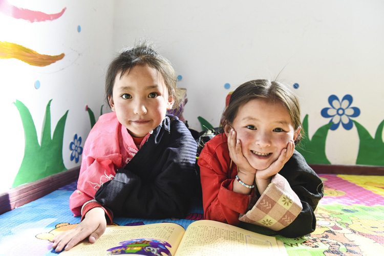 13 在中国儿童少年基金会捐建的儿童快乐家园内读书的孩子