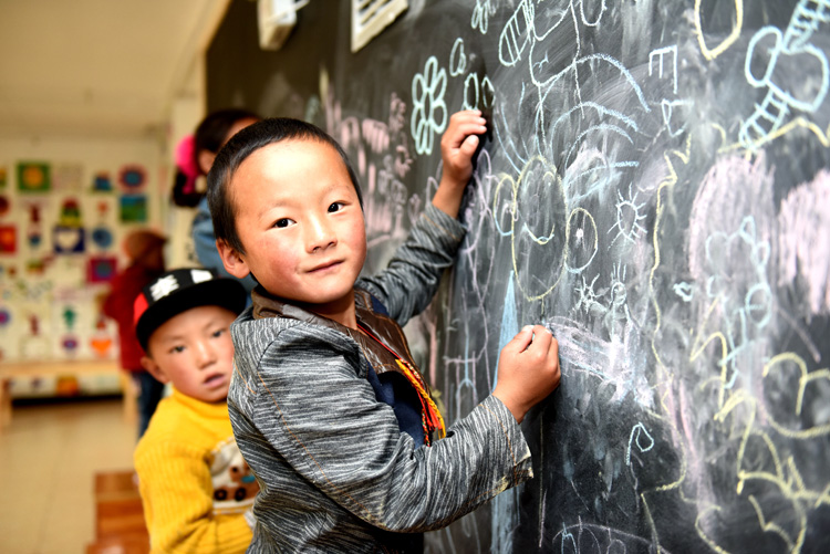 11 在腾讯春蕾幼儿园内绘画的孩子