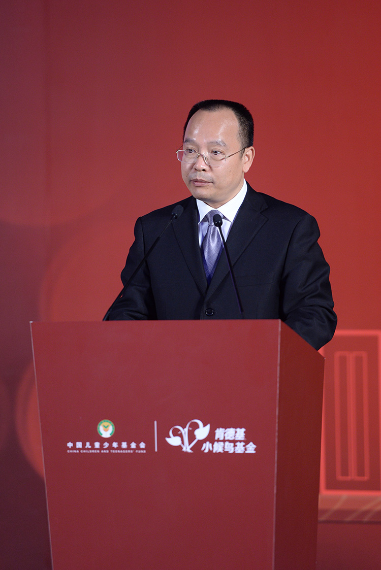 中国儿童少年基金会秘书长朱锡生先生在启动仪式上致辞