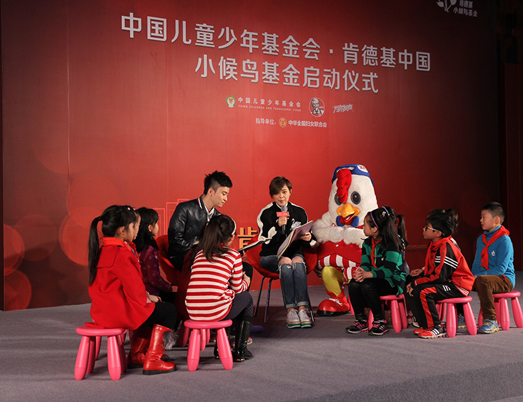 明星公益大使梅婷、董子健现场为“小候鸟”们讲故事