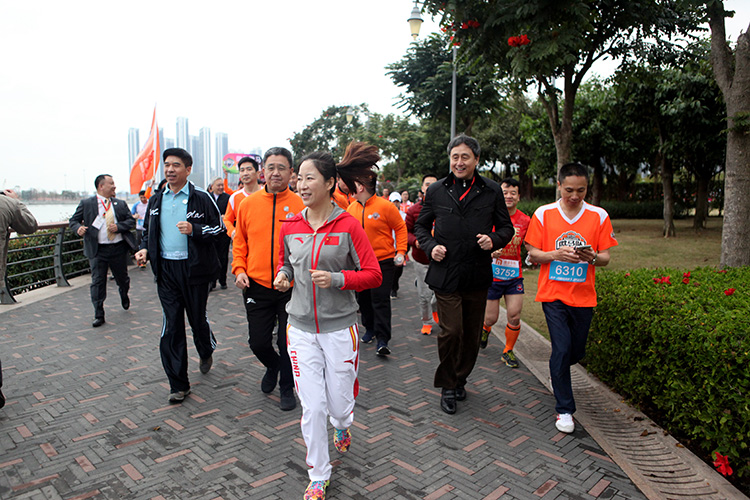 4-悉尼奥运会女子20公里竞走冠军王丽萍、资深足球评论员张路和选手们一起参加活动.jpg