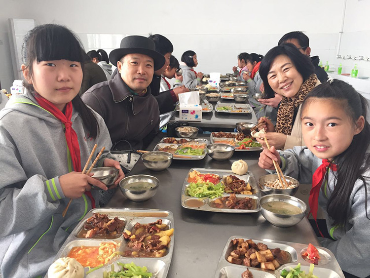 与会人员现场考察和参观考察食堂并与学生同吃“蜜儿餐”.jpg