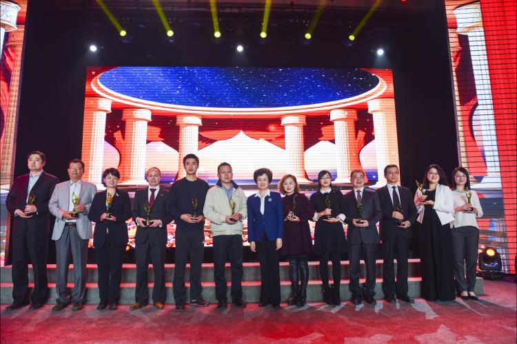 [s]全国妇联副主席、书记处第一书记、中国儿童少年基金会理事长宋秀岩为“中国妇女儿童慈善奖——突出贡献奖”获奖人颁奖.j