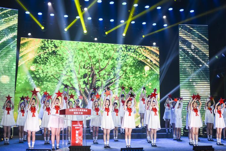 表彰大会中国儿童艺术合唱团合唱《相信爱》.jpg