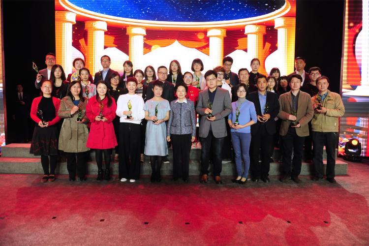 [s]全国妇联原党组书记、副主席、书记处第一书记、中国妇女发展基金会理事长黄晴宜为“中国妇女儿童慈善奖”媒体代表颁奖.J