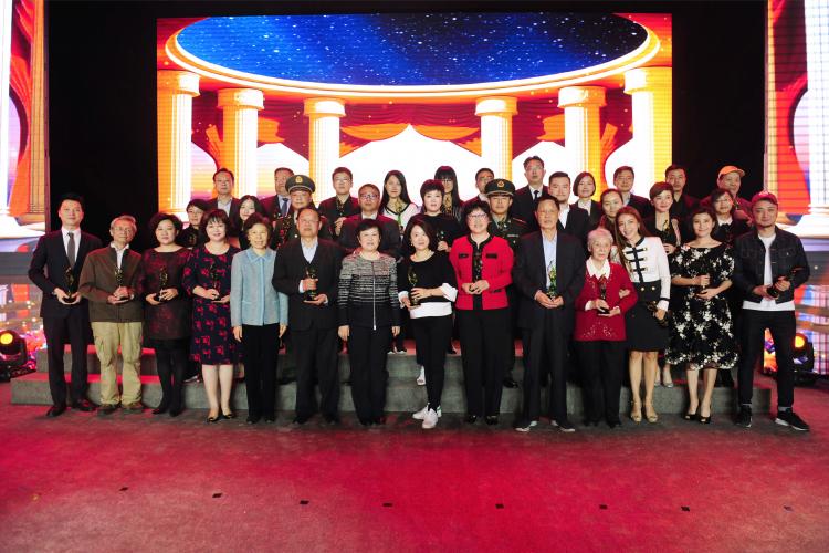 [s]全国妇联副主席、书记处书记谭琳，全国妇联原副主席、书记处书记、中国儿童少年基金会副理事长赵东花为“中国妇女儿童慈善