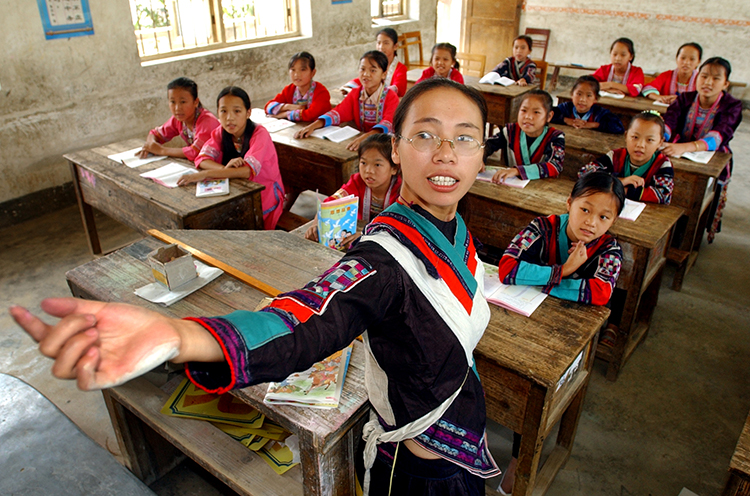3 凤桂鲜，在春蕾计划的帮助下，她和十余名女童成为全村有史以来第一批上学的女孩子。毕业后，她回到家乡，成为全县第一位红瑶