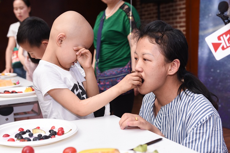 亲子互动环节，孩子体会到父母对自己五四的爱和辛苦付出.jpg