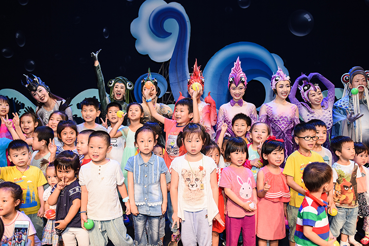 5 演出结束，演员和孩子们在一起.jpg