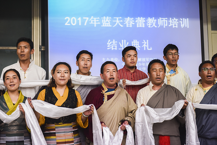 藏族的蓝天春蕾教师们献上了哈达表达谢意.jpg