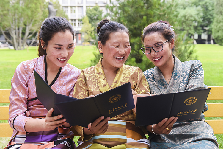 藏族的蓝天春蕾教师们拿到了结业证书.jpg