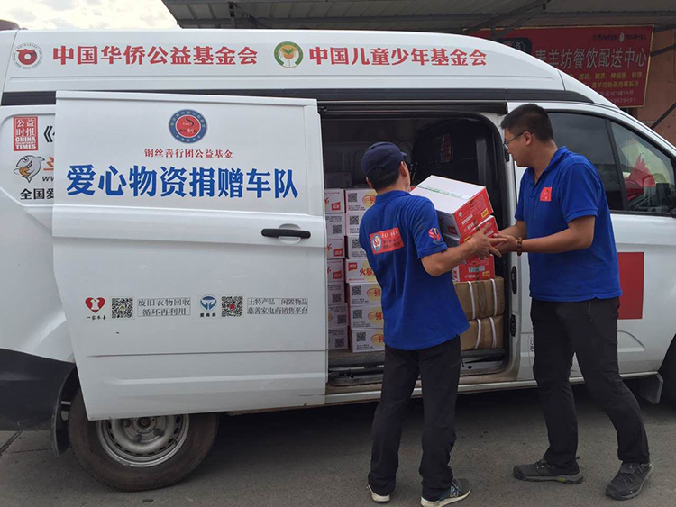 爱心万里行钢丝善行团的志愿者在四川就近采购生活物资2.jpg